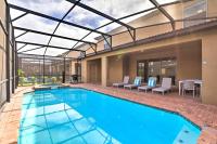New Upscale 8BR Kissimmee Retreat with Private Pool, Spa & Resort Amenities - 7 Mi to Disney! - Chambres d'hôtes Kissimmee