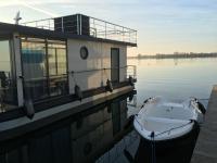 B&B Röbel - Modernes festliegendes Hausboot mit großzügiger Dachterrasse und Ruderboot - Bed and Breakfast Röbel