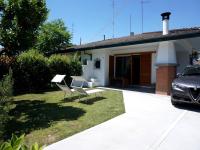 Beachside villa with private garden - B&B Porto Santa Margherita