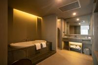 Suite with Bathtub