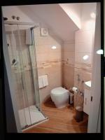 Zimmer mit Queensize-Bett und Whirlpool-Badewanne
