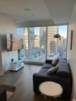 B&B Montreal - Beautiful one bedroom downtown Condo with pool and free parking - Bed and Breakfast Montreal