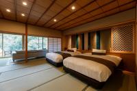 Familienzimmer im japanischen Stil mit Badewanne im Freien