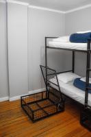 Cama individual en dormitorio compartido femenino de 2 camas
