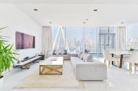 Spectacular 3 BR condo with maids room facing the Dubai Eye - Bed and Breakfast Dubai