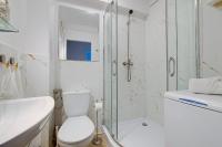 Urban Oasis Private Apartment with Palace of Culture View - Chambres d'hôtes Varsovie