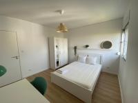 B&B Oeiras - Carcavelos Beach walking distance room in shared apartment - Bed and Breakfast Oeiras