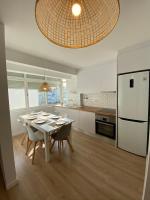 Carcavelos Beach & Nova SBE Private Rooms in Shared Serviced Apartment 24 - B&B Oeiras