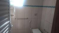 Casa familiar quarto, cozinha, banheiro e piscina a praia está a 700 metros - Chambres d'hôtes Peruíbe