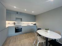 B&B Epsom - Marvellous New Build 2 Bed Flat - 1 Ophelia Court - Bed and Breakfast Epsom