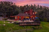 Sierra Vista Lookout Lodge with Creek, Waterfall and Waterholes, minutes from Bass Lake and Yosemite South Gate - Chambres d'hôtes North Folk