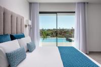 Suite con cama grande y vistas a la piscina