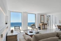 Villa Thalassa, Beachfront, Private Pool & Sunset Views by Explore Andros - B&B Chóra