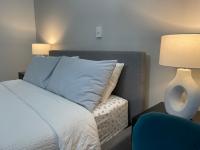 Habitación con cama grande y balcón