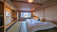 Zimmer mit Kingsize-Bett und Bergblick