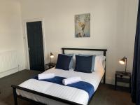 B&B Gateshead - Rawling - Welcoming 3 bed apartment with free Wifi and Free Parking - Bed and Breakfast Gateshead