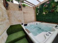 B&B Beaumont-sur-Oise - suite spa jacuzzi tout confort - Bed and Breakfast Beaumont-sur-Oise