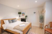 B&B Cheltenham - Spacious 1BR Victorian Cheltenham flat in Cotswolds Sleeps 4 - FREE Parking - Bed and Breakfast Cheltenham