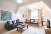 B&B Cheltenham - Spacious 3BR Victorian Cheltenham loft flat in Cotswolds Sleeps 8 - FREE Parking - Bed and Breakfast Cheltenham