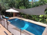 Tropical Poolside Retreat - B&B Nelly Bay