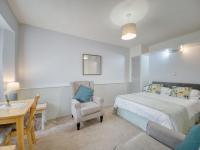 B&B Paignton - Apartment 8 - Large Studio Sea Front-Ground floor -Free Parking - Bed and Breakfast Paignton