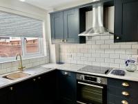 Canada House - Sleeps 6 -3 King or 6 Single Ideal for contractors