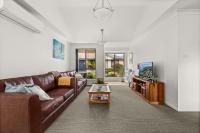 B&B Vincentia - Coastal Villa by Experience Jervis Bay - Bed and Breakfast Vincentia