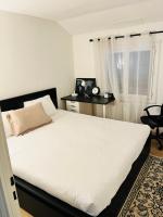 B&B Roissy-en-France - Private rooms in a Tiny home 4 min drive to Airport CDG ,1 private bathroom ideal for families and friends - Bed and Breakfast Roissy-en-France
