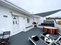 One-Bedroom Apartment with outdoor hot tub