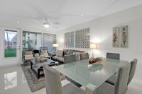 1st Floor Beachfront Resort Condo, Heated Pool, Jacuzzi, Tennis & Beach Access - Chambres d'hôtes South Padre Island