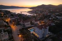 Villa Barbara & Zoran with heated swimming pool - B&B Seget Vranjica