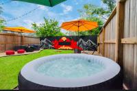 B&B Houston - CAMP OUT Big Backyard W/HotTub 5mins To Downtown - Bed and Breakfast Houston