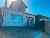Modern Upstairs Apartment in Dunedin Central - B&B