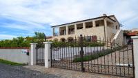 Spacious poolside villa with beautiful garden in Kringa - B&B