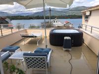 Riverside Villa - B&B