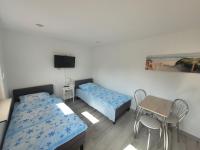 Kleines Zweibettzimmer