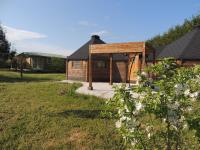 CHALET ATYPIQUE LOLA type KOTA location en gîte - B&B Chazemais