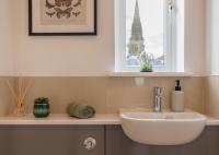 4 Bed City House with Private Garden and Parking - B&B