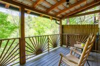 Refuge Riverfront Fire Pit Fireplace Grill - Chambres d’hôtes Townsend