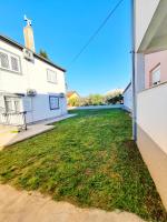 Apartments MTV - private parking, Fast Wi-Fi & Steps to the Beach - Chambres d’hôtes Zadar
