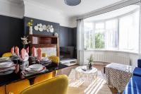 B&B Newcastle upon Tyne - Stylish Newcastle Gem - Sleeps 9 - Parking - Bed and Breakfast Newcastle upon Tyne