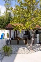 Piccola Villa Adriatic with a heated swimming pool, grill, children playground Opatija - Chambres d'hôtes Ičići