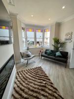 B&B Southend-on-Sea - Cliffs Pavilion 2 Bedroom Apartment - Bed and Breakfast Southend-on-Sea