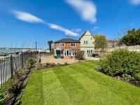 B&B West Mersea - Cosy Coastal 2-Bedroom Cottage with Hot Tub and Log Burner - Bed and Breakfast West Mersea