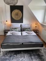 B&B Duisburg - BOSTEL 1 - Modernes Dachgeschoss-Studio in Duisburg Meiderich, 4,7 km Hbf, U-Bahn 250m, Flughafen Düsseldorf 28 km, Landschaftspark 2,9 km, 5 Gehminuten von Herzklinik entfernt - Bed and Breakfast Duisburg