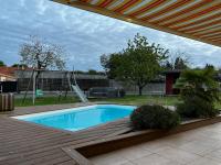 Maison familiale 4 chambres avec jardin et piscine - B&B Saint-Aignan-Grandlieu