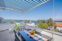 Nice apartment with balcony very close to the sea - B&B Klimno