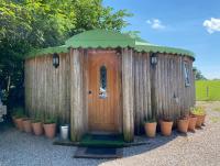 LogYurt Cabin (Sleeps 2- 4 adults and has en suite Shower)