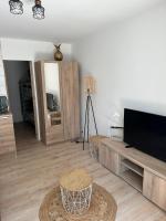Charmant studio neuf 150m plage sur avenue principale climatisé et parking - B&B