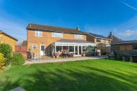 B&B Bicester - Kennedy Villa - 5 Bed House with Hot Tub - Bed and Breakfast Bicester